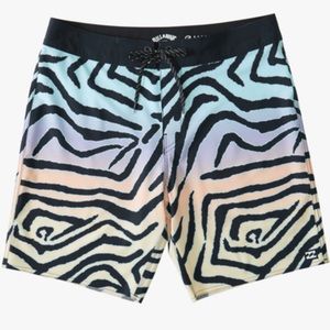 BILLABONG Kids Boy's Sundays Pro Boardshorts in Solar. Size 29 (18 Big Kids).